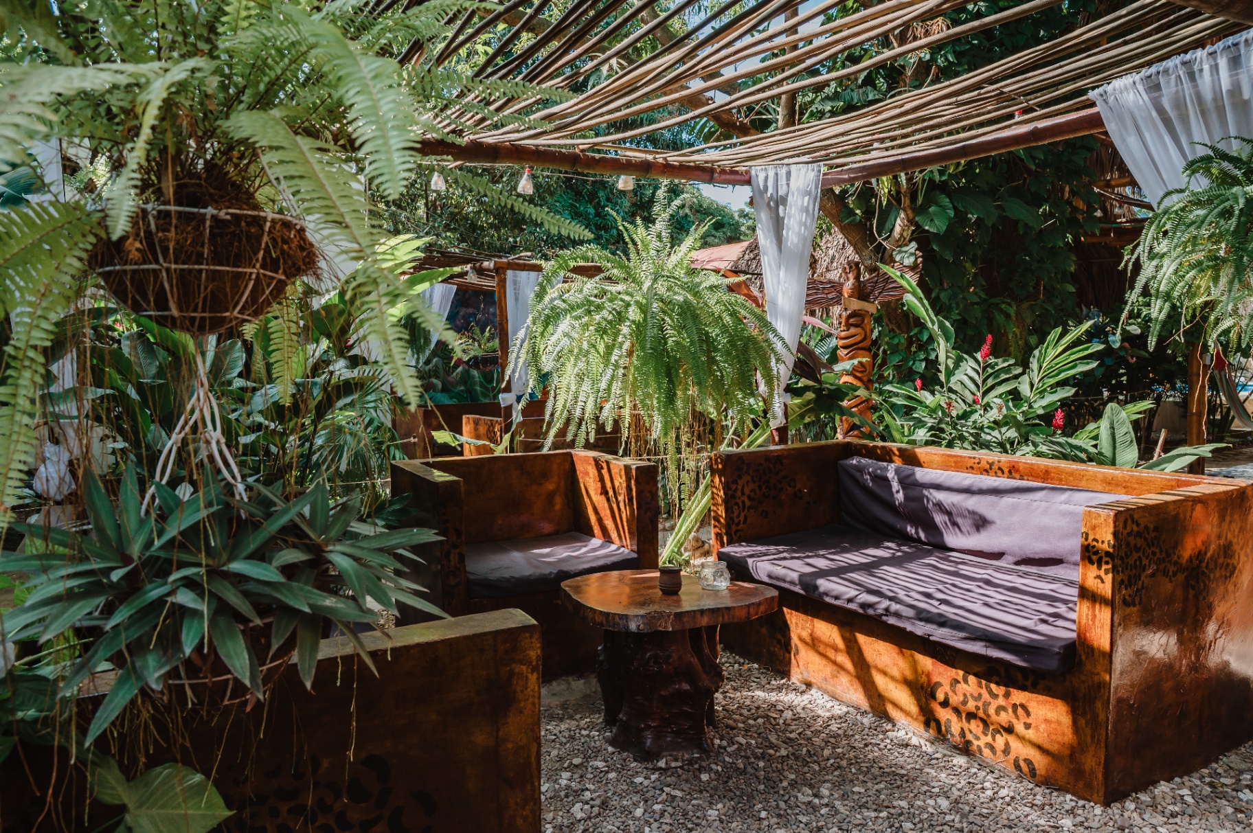 Sala chill en el jardín tropical