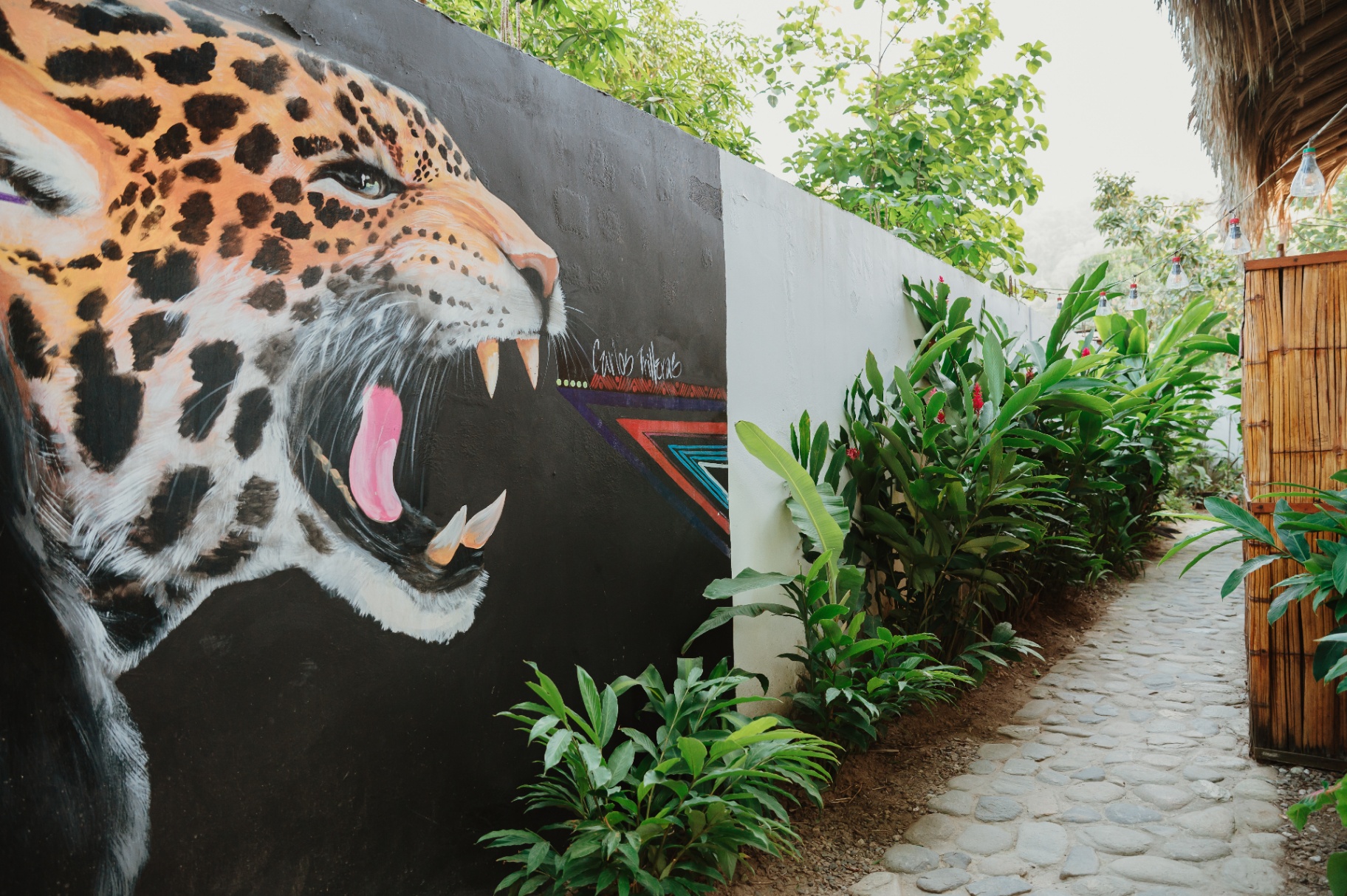 Mural de jaguar pintado a mano en el pasillo