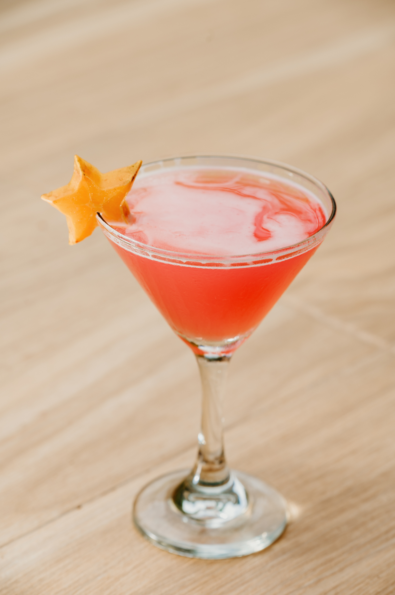 Cóctel tropical con carambola en el bar de Kasakolá